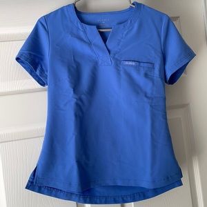 Ceil Blue Jaanuu 1-Pocket Tuck-in Scrub Top in XS